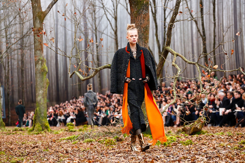 Khu rừng phủ ngập lá vàng thành sàn diễn thời trang trong show Chanel